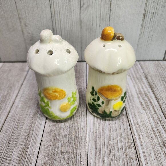 Vintage Mushroom Salt and Pepper Shakers Ceramic Painted 4'' Tall MCM - Picture 1 of 6